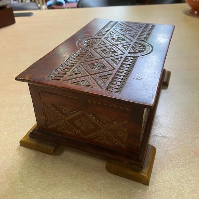 Boite A Musique, En Bois Décor Gravure Et Perles