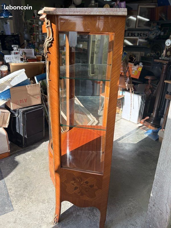 Vitrine – Style Louis Xv – Ornement – Marqueterie et Bronze / Laiton
