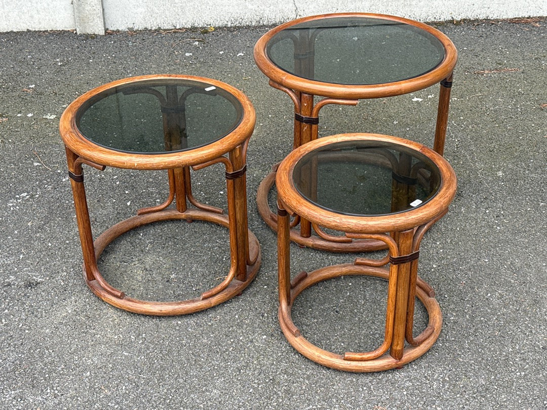 Tables gigognes – Vintage – Mobilier – Bambou et verre fumé