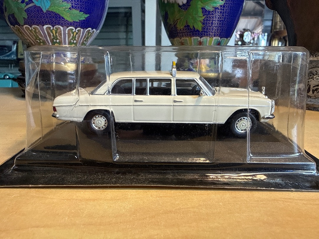 Voiture Mercedes 240d – Mercedes – Miniature – Taxi blanc