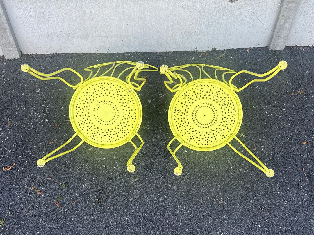 Paire de chaises de jardin en métal jaune perforé