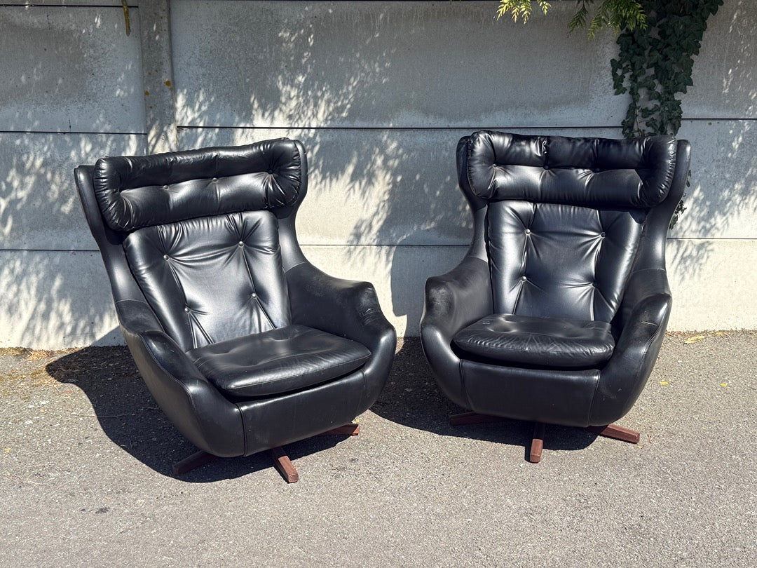 Paire de fauteuils design sculptural – Parker Knoll Statesman – Fauteuils – Cuir noir et bois