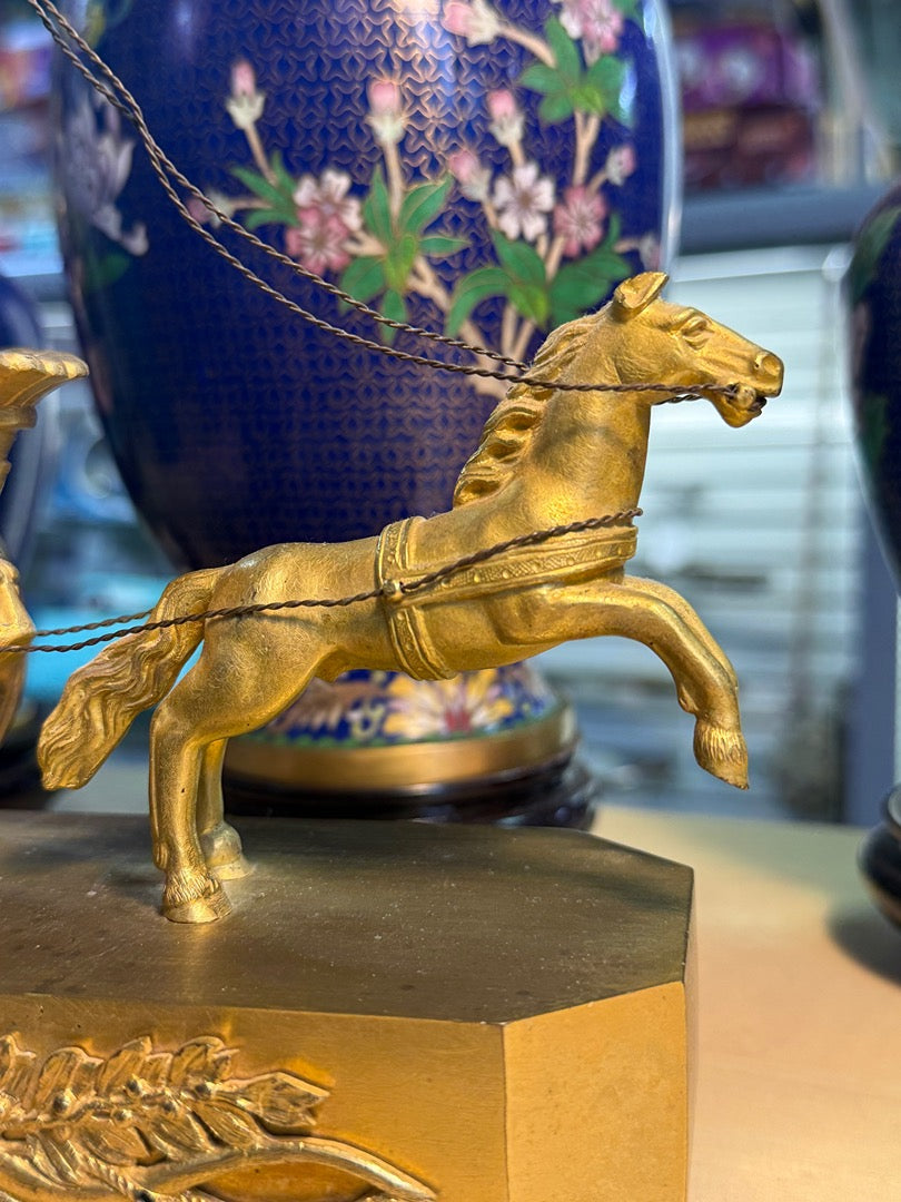 Horloge de table en bronze doré motif Apollon et char