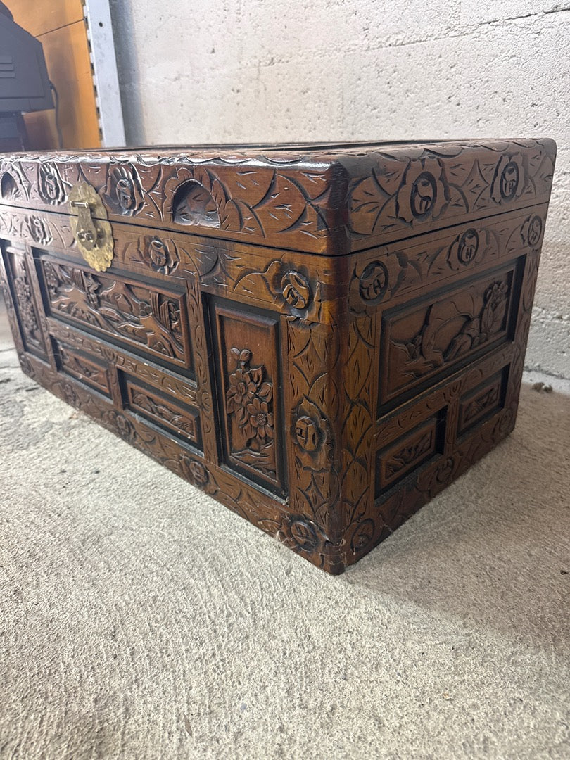 Coffre sculpté – Malle en bois