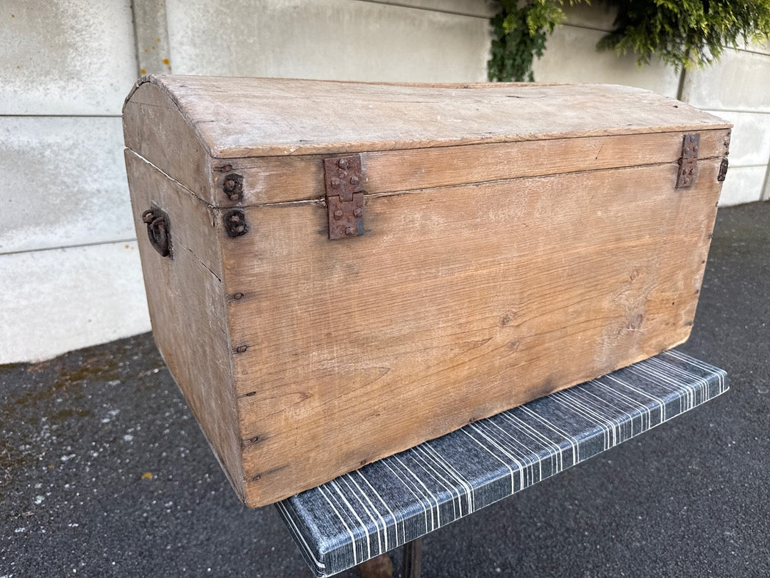 Malle bombée en bois – Vintage – Boîtes de rangement – Coffre rustique ancien