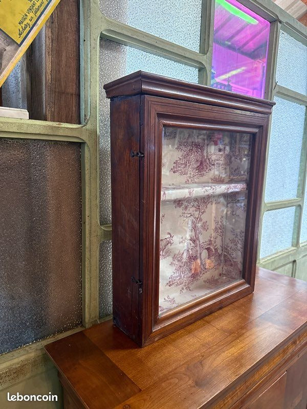 Vitrine murale – Bois – Décoration – Intérieur Toile de Jouy