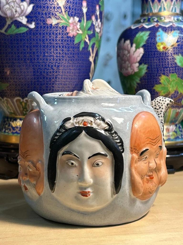 Ancienne Théière ornée de 7 visages de dieux porte-bonheur Banko