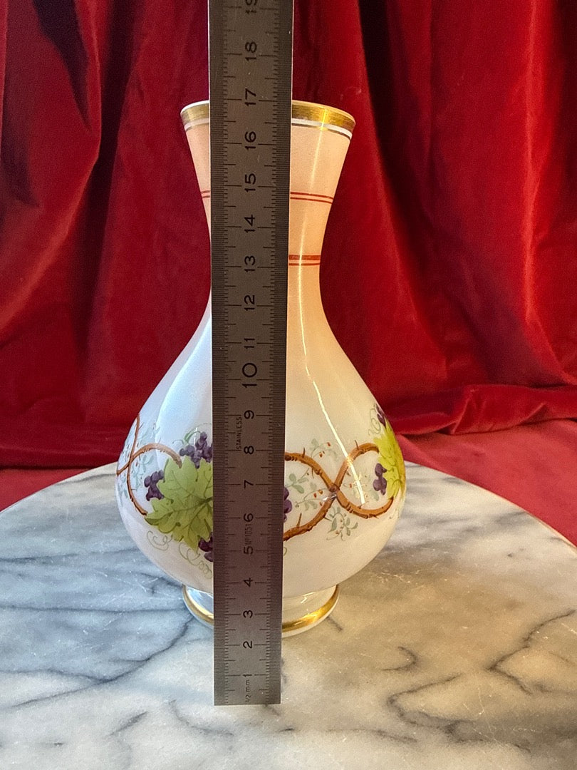 Vase en opaline blanche, décor de raisins, feuilles de vigne et dorure