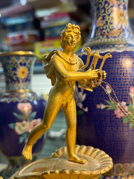 Horloge de table en bronze doré motif Apollon et char