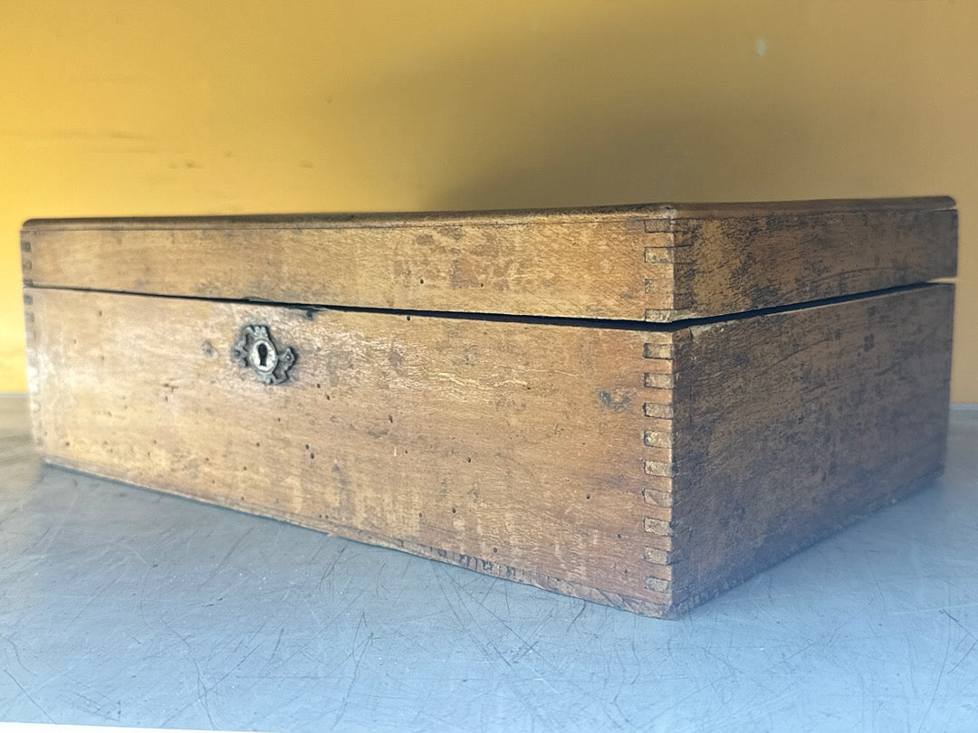 Boîte ancienne en bois – Toilette de pension