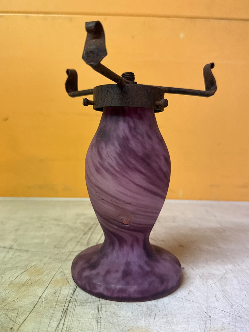 Lampe ancienne – Pied en verre violet et fer forgé