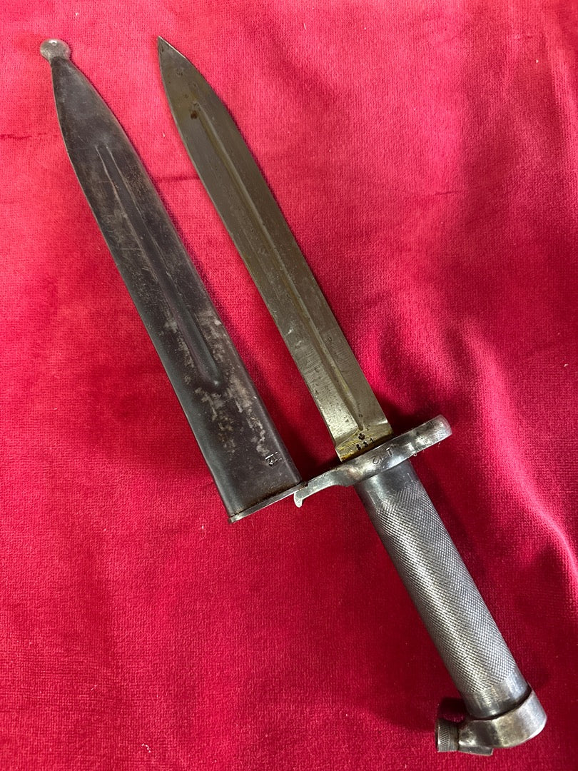 Baïonnette – Ancien couteau militaire avec fourreau