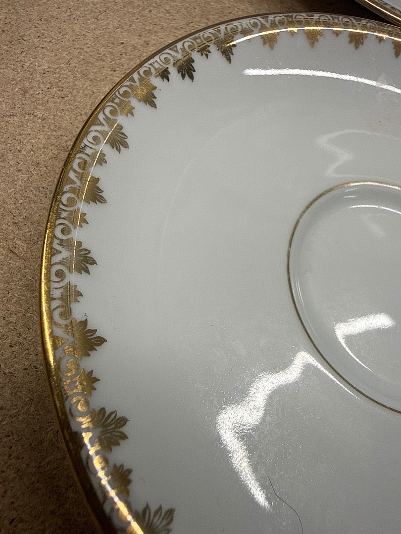 Service de tasses – Limoges – Vaisselle – Porcelaine blanche et dorures