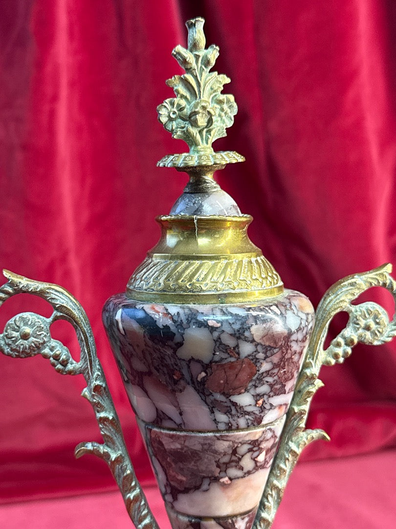 Paire de cassolettes décoratives en marbre veiné et métal doré