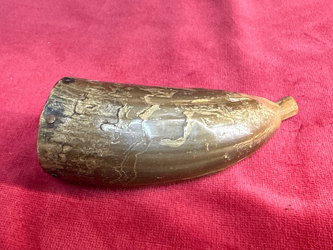 Poire à poudre ancienne en corne et bois