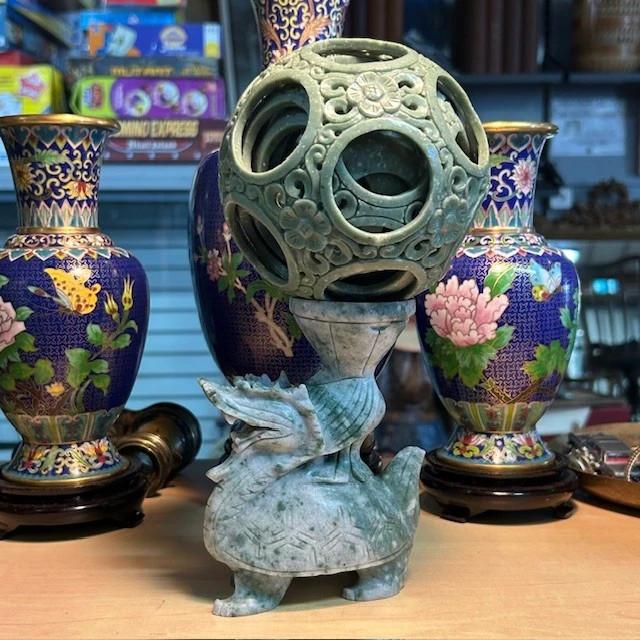 Sculpture Chinoise En Pierre Naturelle Jade Représentant Un dragon Phénix et Une Sphère