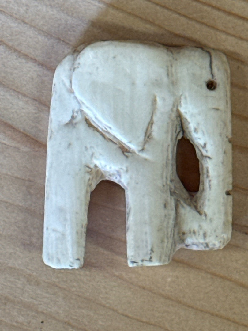 Pendentif éléphant crème – Vintage – Bijoux – Os sculpté
