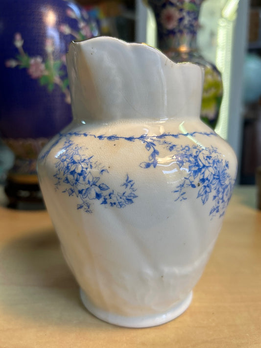 Pichet Staffordshire blanc à fleurs bleues