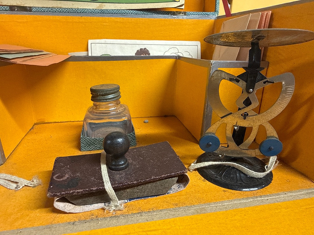 Coffret de bureau ancien – Miniature d'accessoires vintage