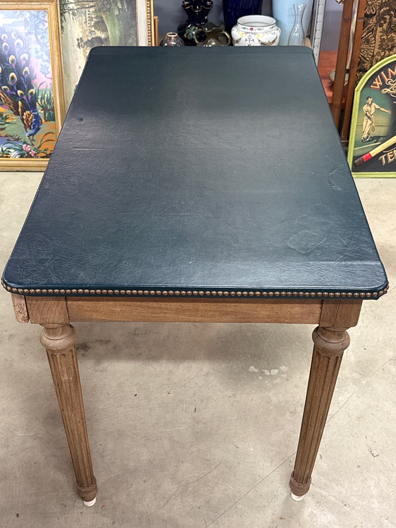 Bureau ancien – En bois et cuir vert