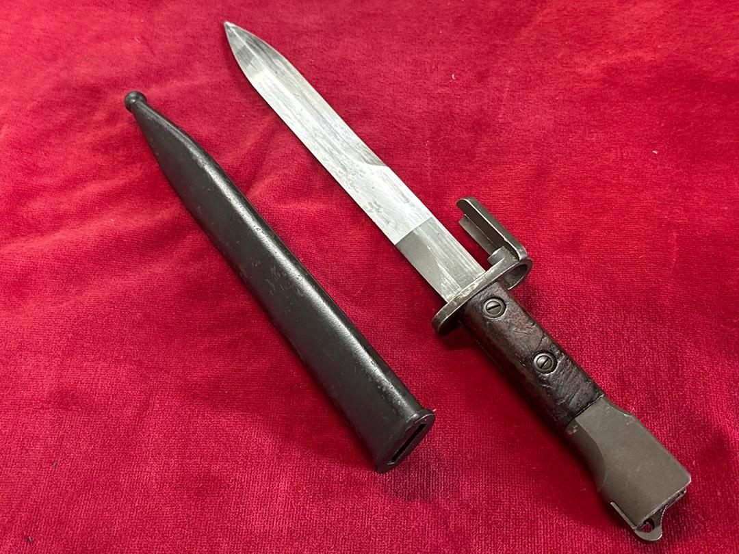 Baïonnette militaire – Arme blanche avec fourreau