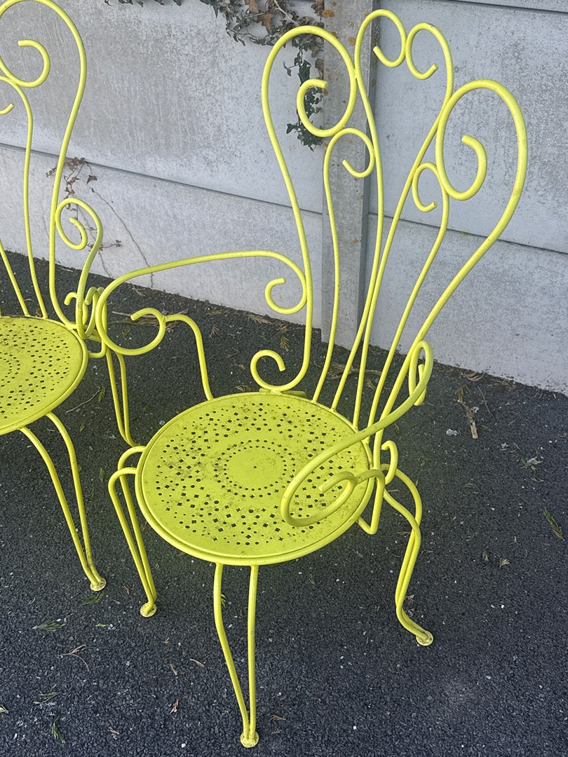 Paire de fauteuils de jardin en fer forgé jaune