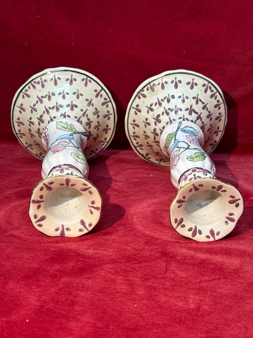Paire de bougeoirs en céramique décor floral