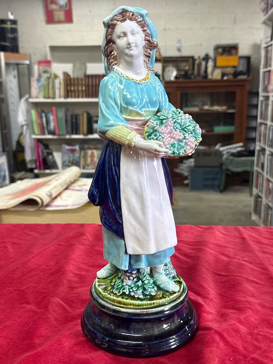 Statue en barbotine – Vintage – Ornement – Femme aux raisins bleue