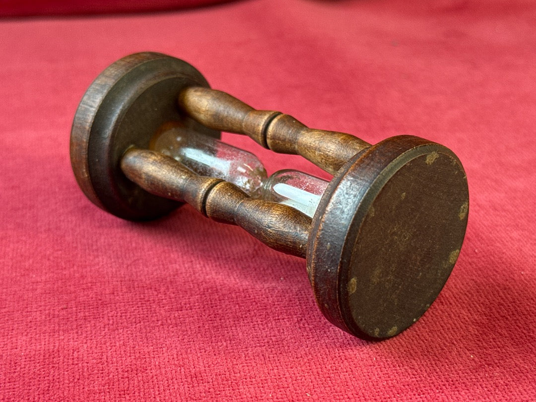 Petit sablier en bois tourné et verre, hauteur 10 cm