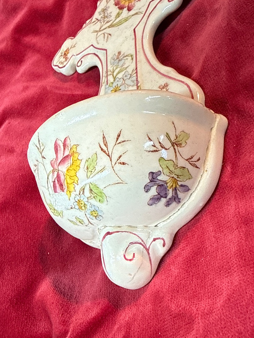 Bénitier d’applique – Céramique – Décor fleuri