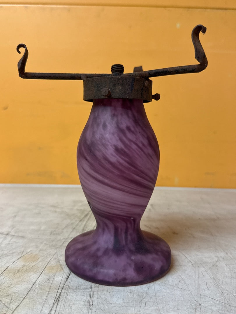 Lampe ancienne – Pied en verre violet et fer forgé