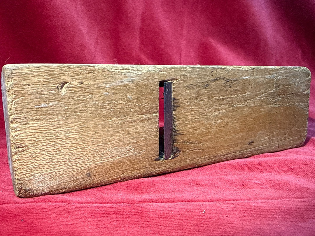 Ancien rabot en bois de menuisier