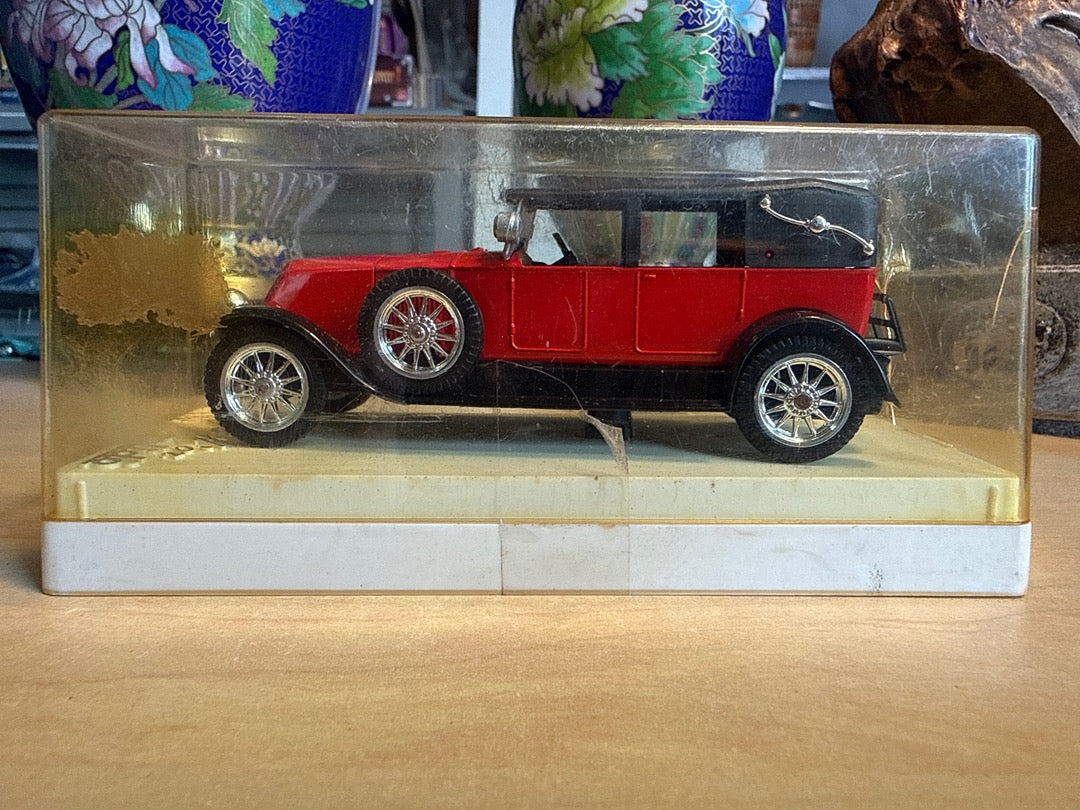 Voiture miniature – Solido Renault 40 Cv – Toy Cars – Rouge et noir vintage