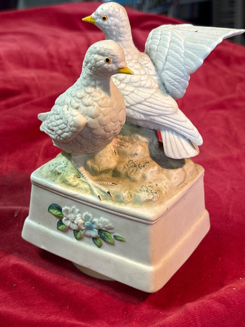 Boîte à musique – Vintage – Bibelot – Colombes en porcelaine