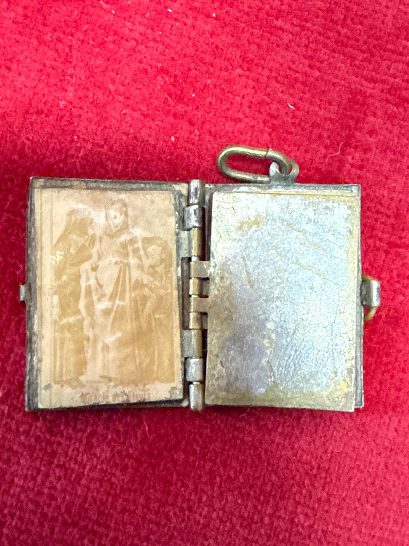 Pendentif livre Souvenir de Pibrac Sainte Germaine métal