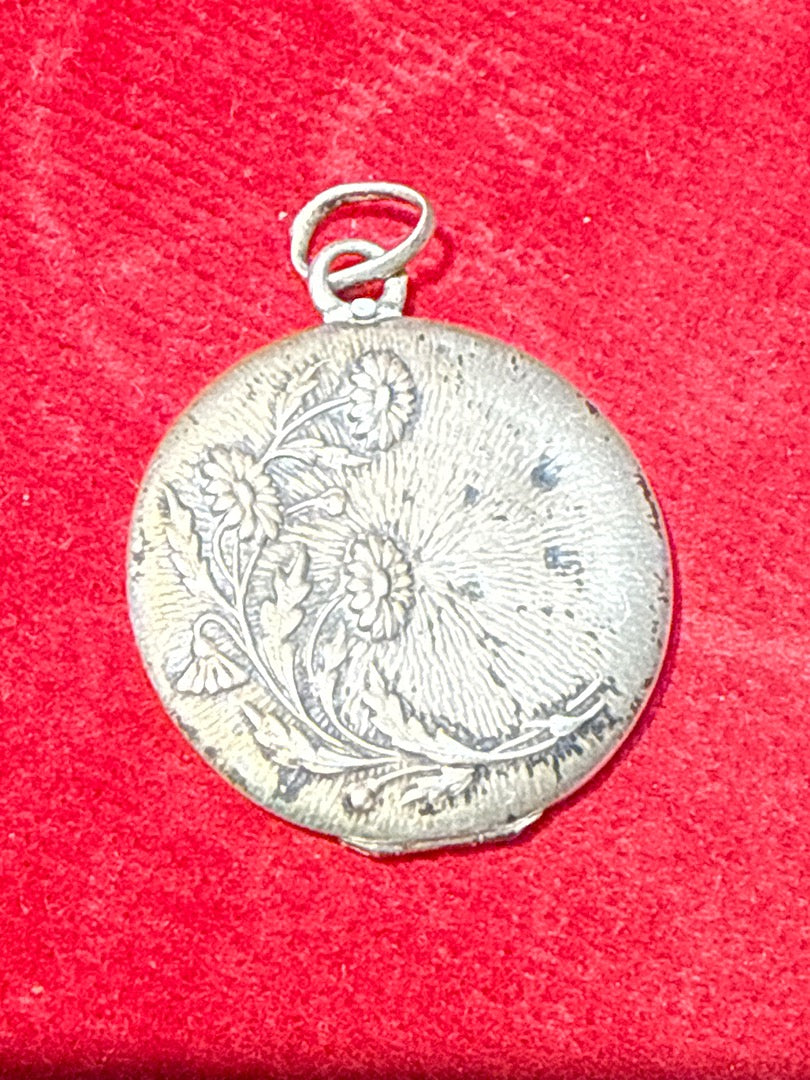 Pendentif porte-photo ancien en argent motifs floraux