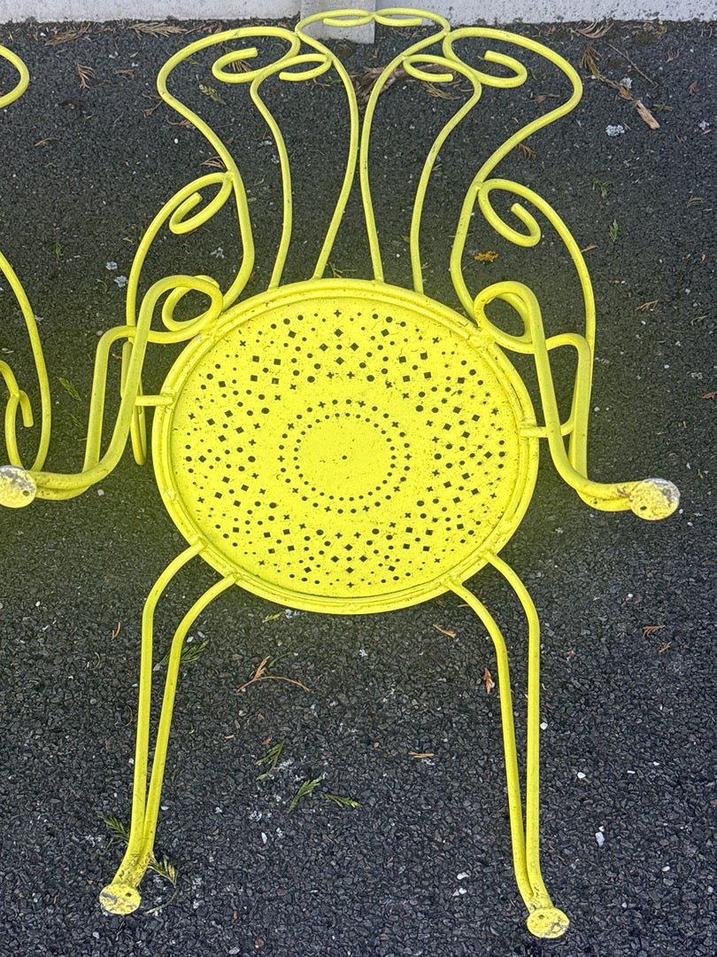 Paire de fauteuils de jardin en fer forgé jaune