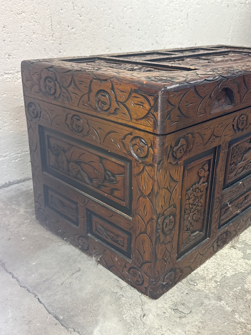 Coffre sculpté – Malle en bois