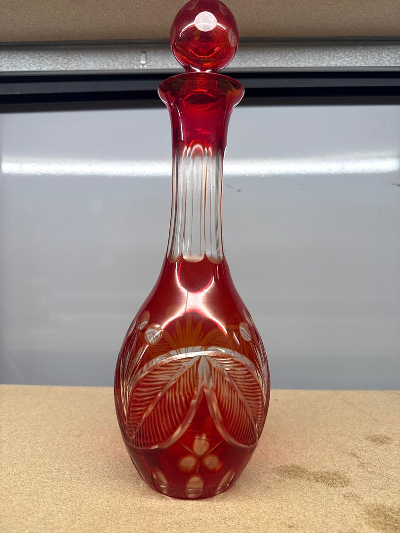 Carafe – Ornements – Verre rouge taillé avec bouchon