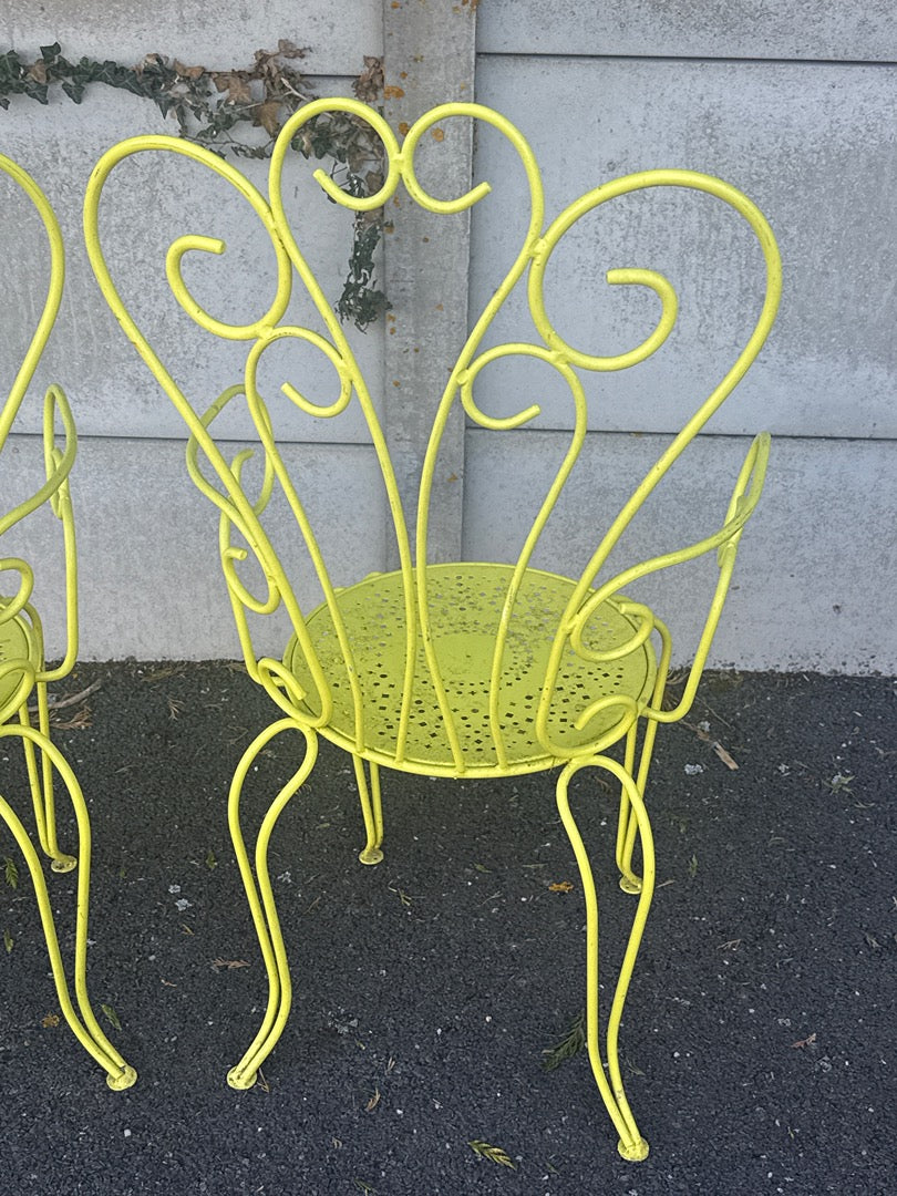 Paire de fauteuils de jardin en fer forgé jaune