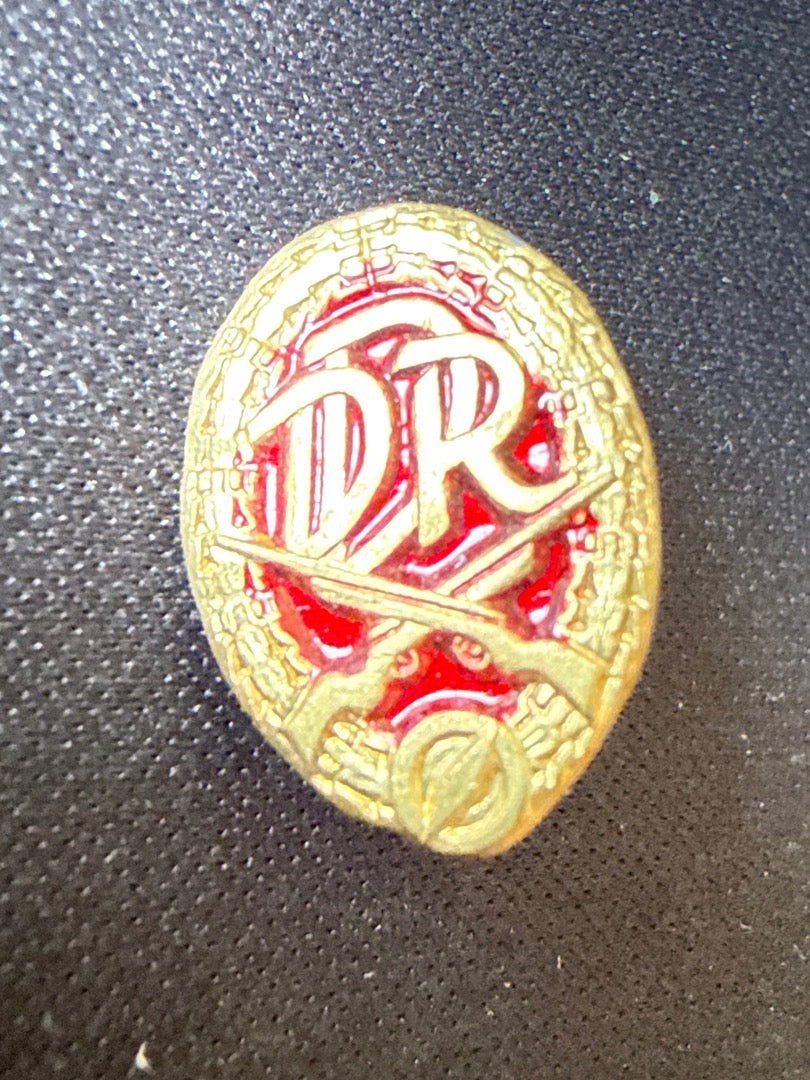 Insigne – Sans Marque – Souvenirs – Broche Métal Doré Et Rouge