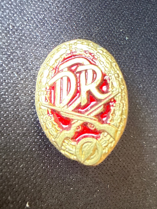 Insigne – Sans Marque – Souvenirs – Broche Métal Doré Et Rouge