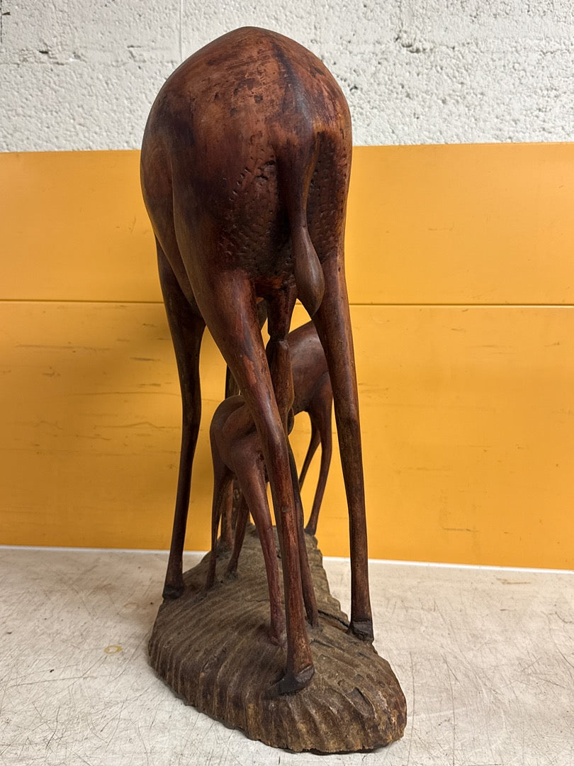 Sculpture – Biche et ses faons en bois sculpté