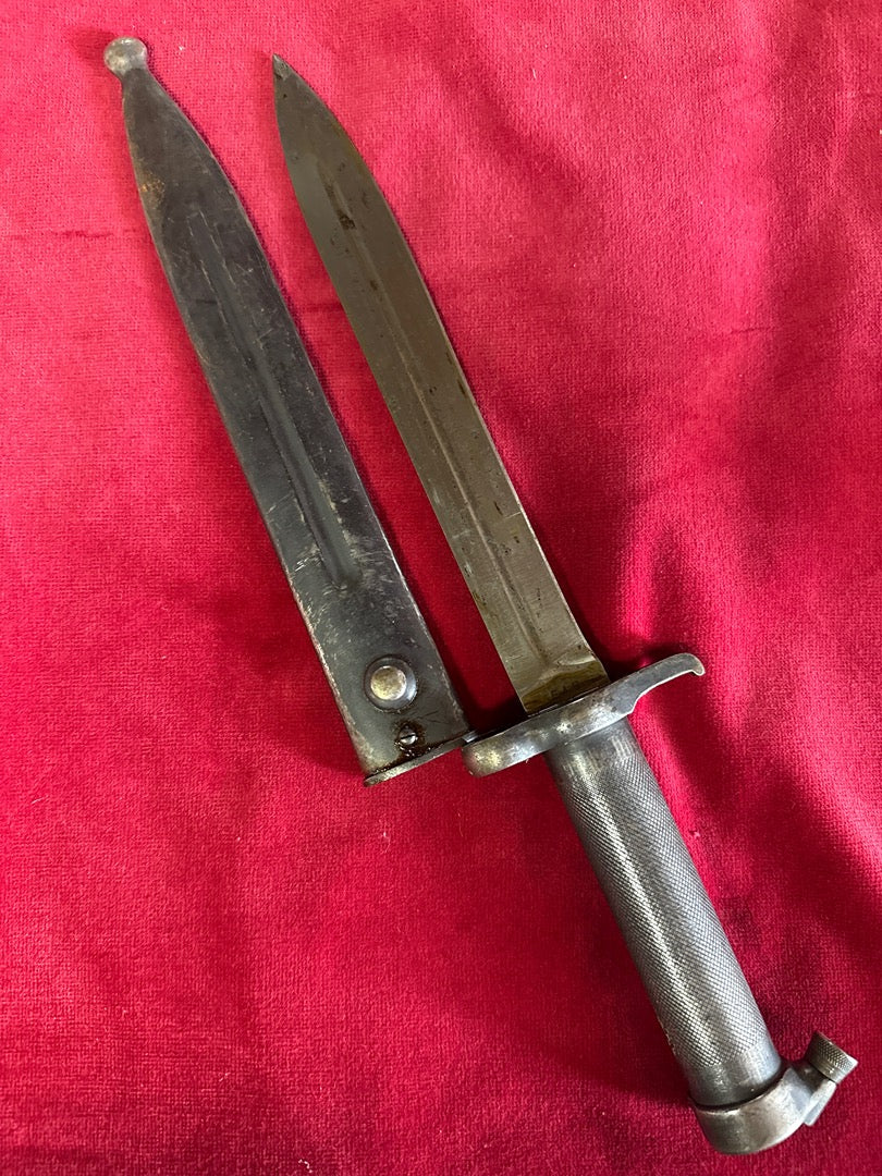 Baïonnette – Ancien couteau militaire avec fourreau
