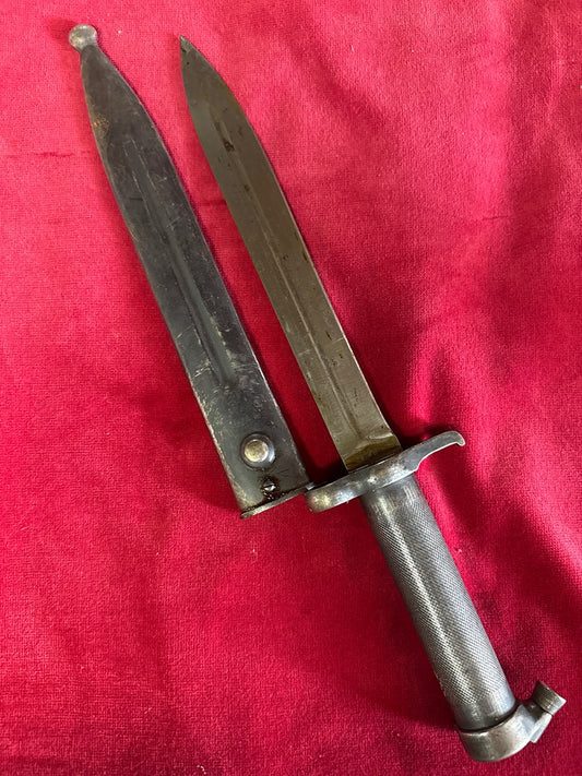 Baïonnette – Ancien couteau militaire avec fourreau