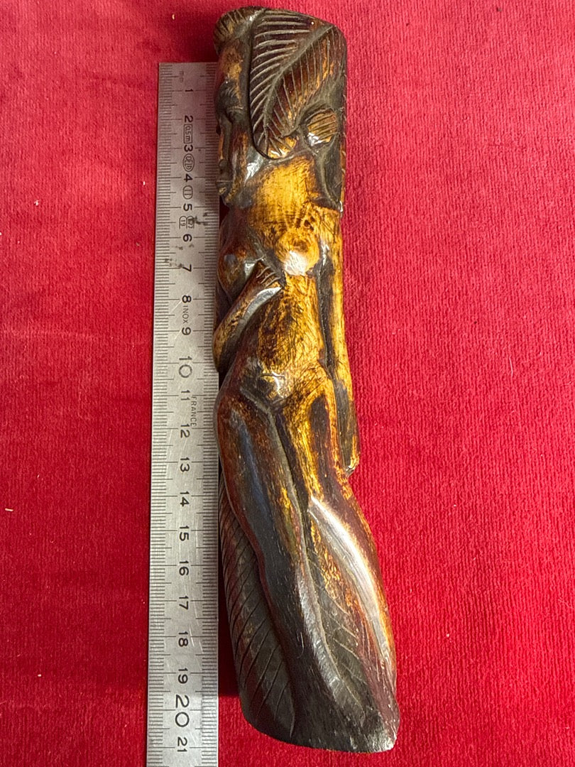 Statuette femme en corne sculptee artisanale