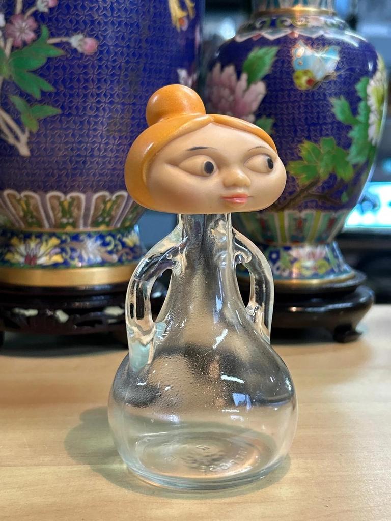Petite bouteille en verre avec tête de femme