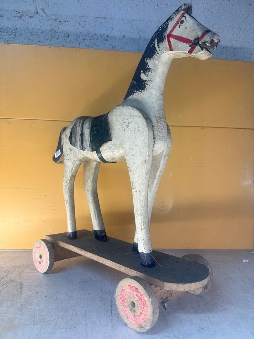 Cheval à bascule en bois ancien – Jouet vintage sur roues