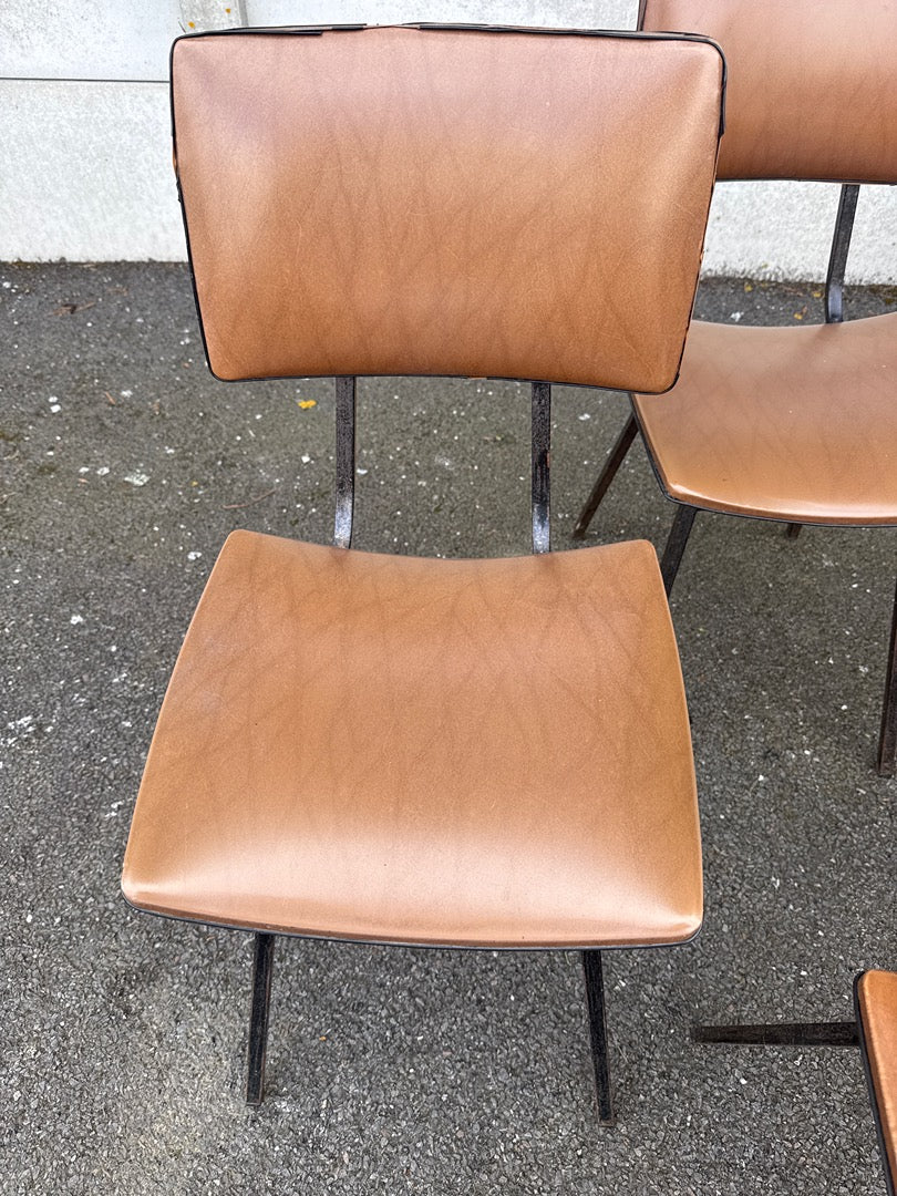 Lot de 8 chaises – Vintage – Mobilier – Skaï camel pieds métal