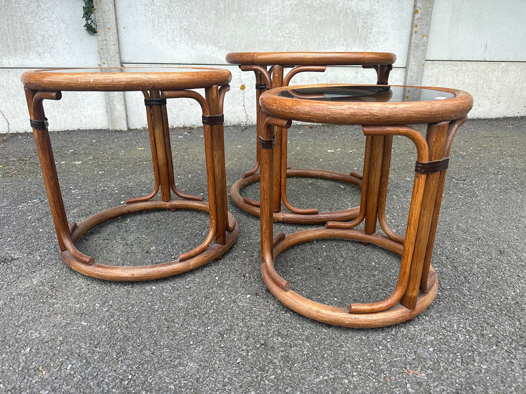 Tables gigognes – Vintage – Mobilier – Bambou et verre fumé